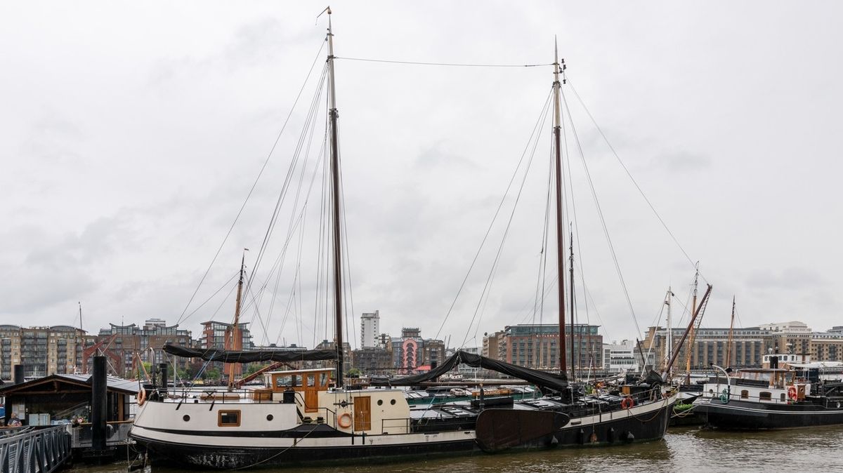 Obytná loď nabízí moderní prostředí, posilovnu i výhled na Tower Bridge